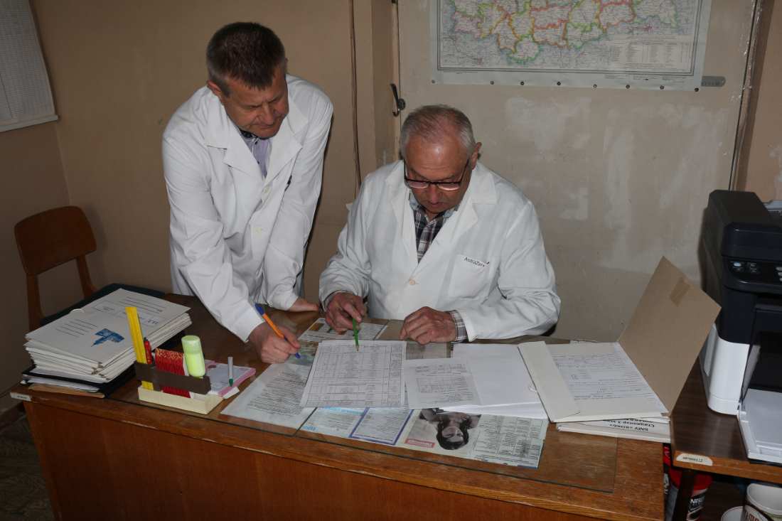 Ведущий инженер Секерин В.Н.  и техник Швачко А.Н. за обработкой результатов радиационного контроля