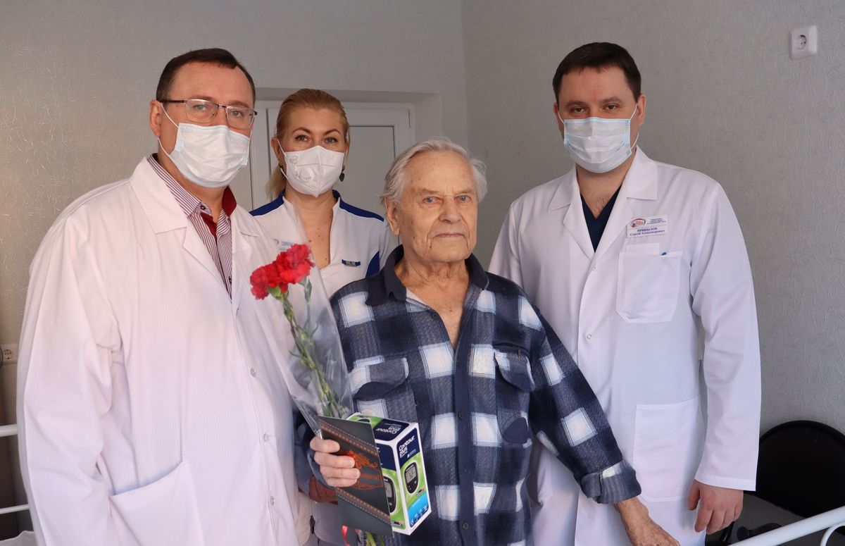 Врачи поздравили ветерана Николая Попкова с 99-м днем рождения